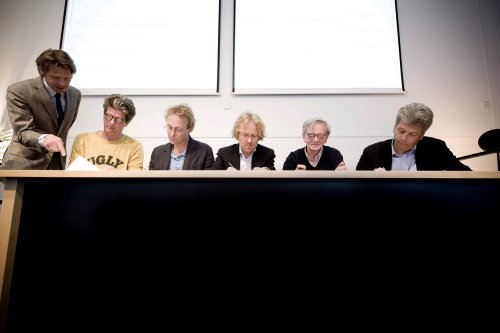 Dirk van Weelden, Erik Bindervoet, Robbert-Jan Henkes, Thomas Rosenboom, Carel Peeters en Maarten Asscher tekenen een overeenkomst waarin ze de Digitale Bibliotheek voor de Nederlandse Letteren en een 64-tal literaire en wetenschappelijke tijdschriften toestemming geven om hun bijdragen aan oude jaargangen van deze tijdschriften op internet raadpleegbaar te maken (foto Chris van Houts). Het project zal in drie jaar worden uitgevoerd en ongeveer anderhalf miljoen pagina's beslaan.