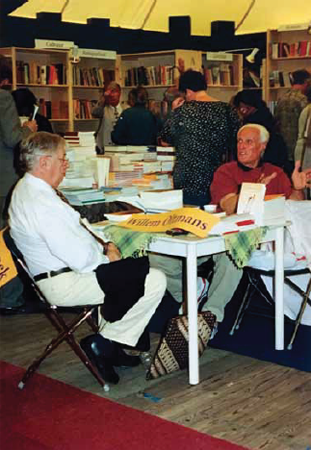Signeersessie bij boekhandel Van Stockum op de Pasar Malam, met Rudy Kousbroek