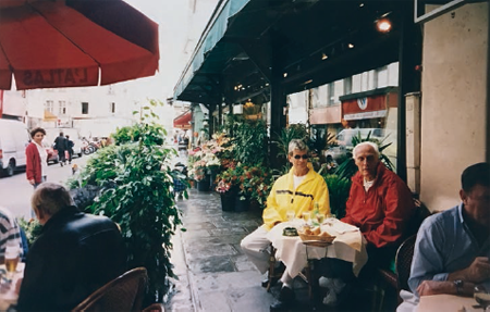 Peter en Willem op een terras in Parijs.