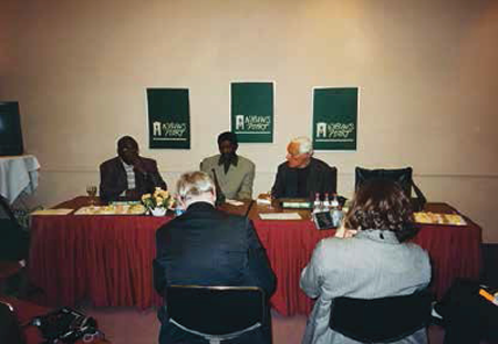 Yoka Mampunga en Roland Lumumba op de perspresentatie van In het land der blinden in Nieuwspoort.