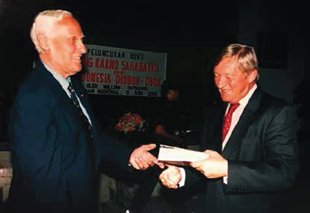Overhandiging aan ambassadeur Schelte van Heemstra van Indonesia Diobok-obok en Bung Karno Sahabatku.