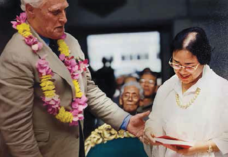 Uitreiking eerste exemplaar Di Balik Keterlibatan CIA aan Rachmawati.