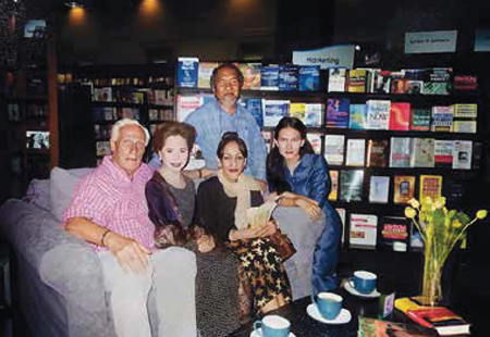 Oltmans, Dewi Sukarno, Sukmawati, Aristides Katoppo, Rieke Caroline, 10 juni tv opname.