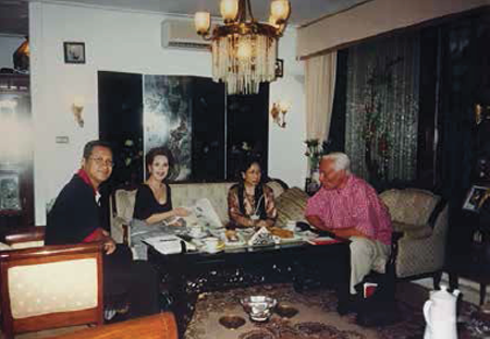 Met Edi Sukmoro en Dewi bij Rachmawati thuis, 10 juni.