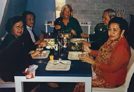 Dineren met mevrouw Irsan, Soedarmanto Kadarisman, Adèle Luns, Abdul Irsan en Haroeri Sri Soewarni Kadarisman.